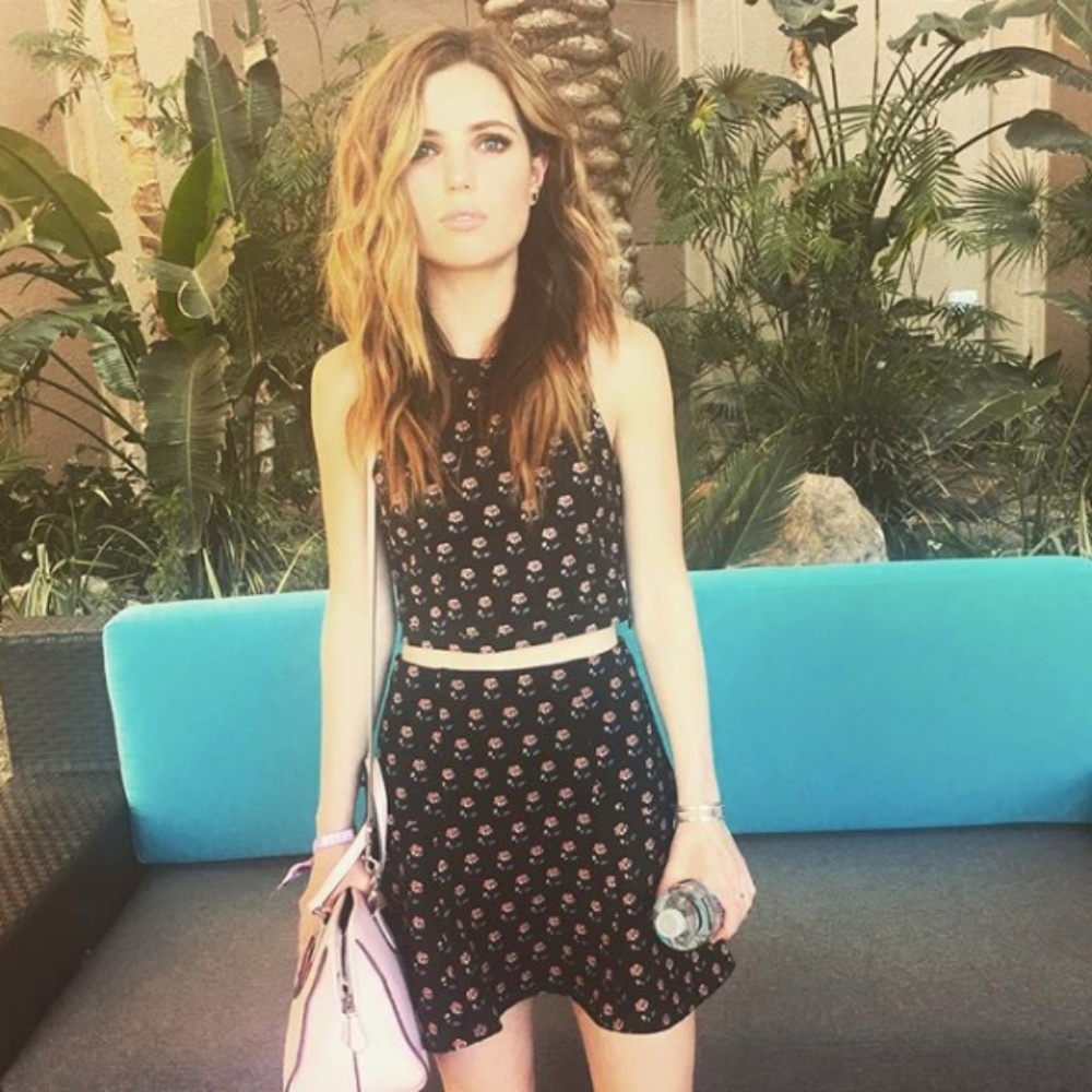 holister | knit crop top in black floral - Picture 1 of 5